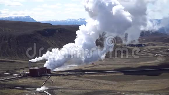 冰岛HverirMyvatn地热区的地热设施有沸腾的泥浆池和热气腾腾的熏蒸池视频的预览图