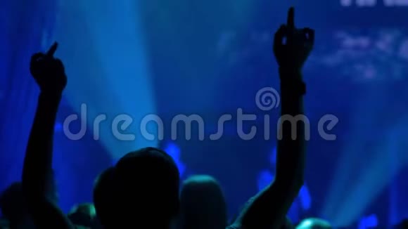慢动作舞台前的摇滚音乐会上人们挥舞双手的剪影视频的预览图