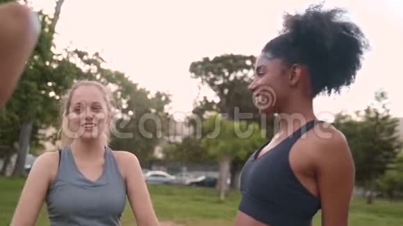 一群多种族的快乐女性朋友站在一起在慢跑运动视频的预览图