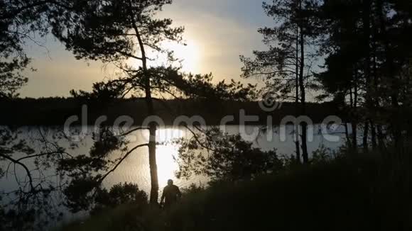 山上的男徒步旅行者视频的预览图