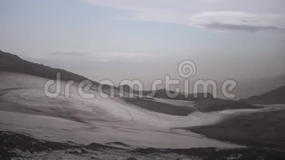 美丽的风景和冰川在Fimvorduhals小径日落冰岛视频的预览图