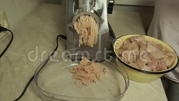 在绞肉机里煮碎鸡肉视频的预览图