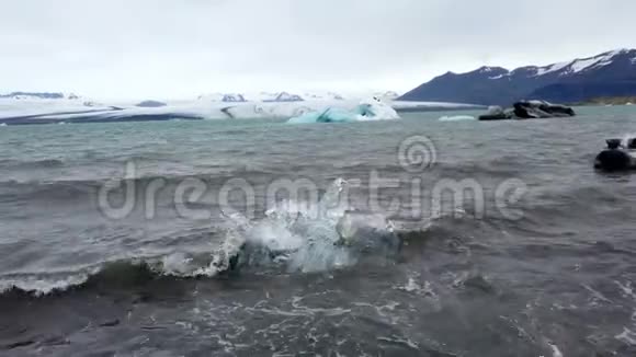冰岛Jokulsarlon冰川泻湖冰山融化的冰块视频的预览图