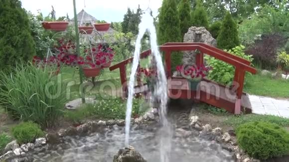 背景桥院子里的小喷泉视频的预览图
