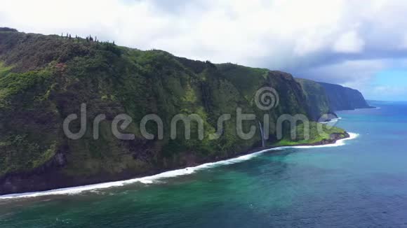 夏威夷大岛的科哈拉海岸瀑布怀比奥湾空中景观视频的预览图
