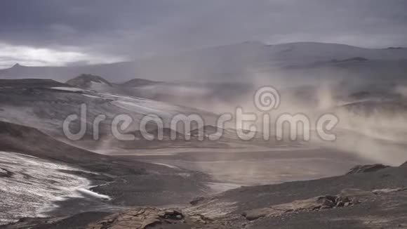 在Fimvorduhals徒步旅行小径上的火山风暴中的火山景观冰岛每秒长达30英里视频的预览图