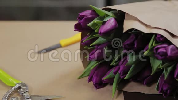 花匠工作工具躺在一张有花的桌子上视频的预览图