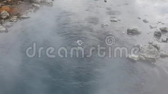 冰岛HverirMyvatn地热区的地热设施有沸腾的泥浆池和热气腾腾的熏蒸池视频的预览图