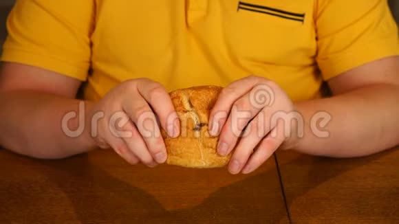 男人手折断羊角面包巧克力不是从牛角面包的两半流出的视频的预览图