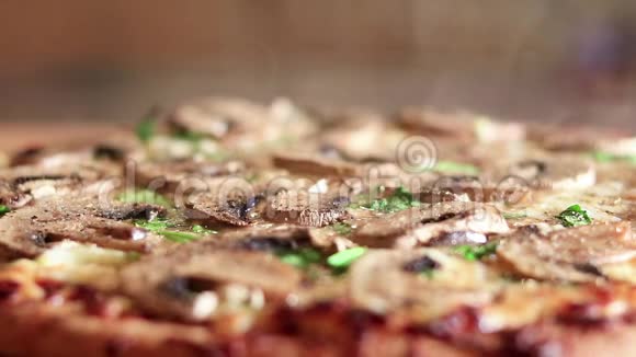 自制热素食比萨饼和蘑菇特写新鲜出炉视频的预览图