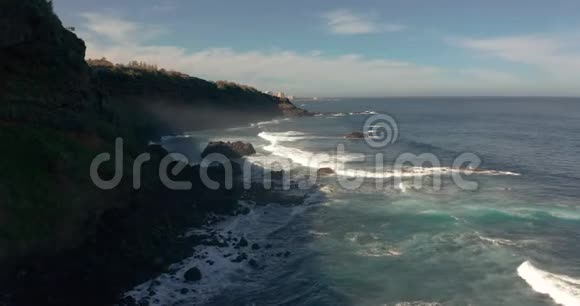 空中观景美妙的无边无际的海景白色的波浪在黑色的海滩上破碎特内里费火山岛视频的预览图