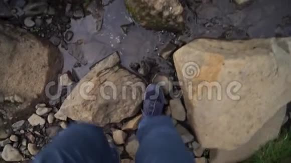 穿靴子的腿的特写在小径陡峭的地形上徒步行走视频的预览图