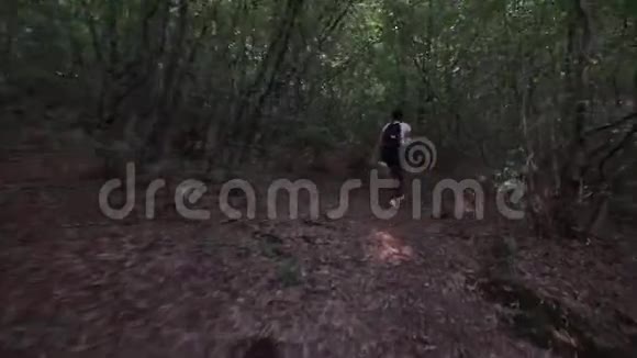 一个背着背包的女孩上坡山坡上长满了森林视频的预览图