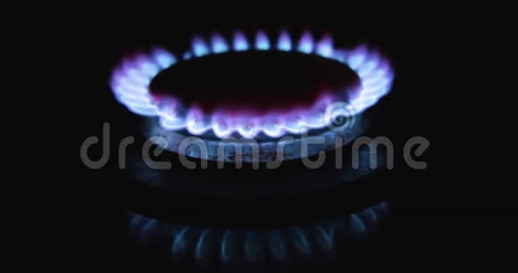 黑色背景上的煤气炉蓝色火焰厨房燃烧器打开天然气炎症视频的预览图