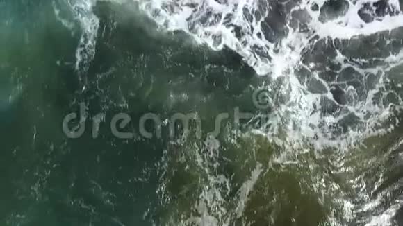 海浪的空中视野海洋慢运动视频的预览图