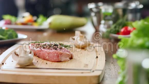 把香料洒在精致的肉片上中型近距离拍摄4k红色相机视频的预览图