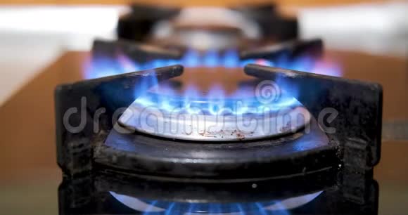 黑色背景上的煤气炉蓝色火焰厨房燃烧器打开天然气炎症视频的预览图