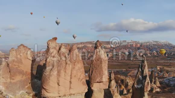 美丽的卡帕多西亚自然与气球的背景骆驼岩石土耳其视频的预览图