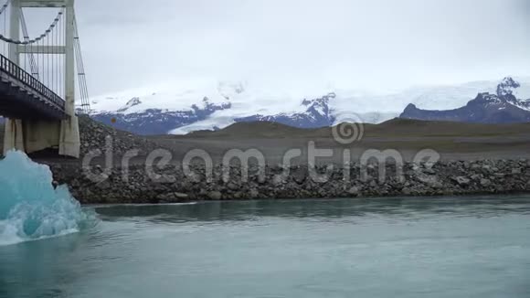 冰岛Jokulsarlon冰川泻湖上漂浮的融化冰块视频的预览图