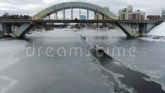 在一座横跨冰封河流的铁路桥下爬着视频的预览图