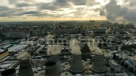 空中观景烟囱污染大都市的空气视频的预览图