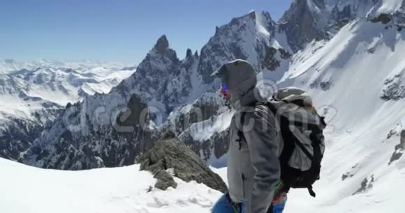 登山者在阳光明媚的日子里用冰斧雪山顶登山滑雪活动滑雪者视频的预览图