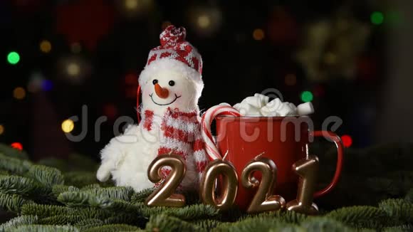 假日背景2021年新年快乐2021年的数字由金色蜡烛在博克节日闪闪发光的背景视频的预览图