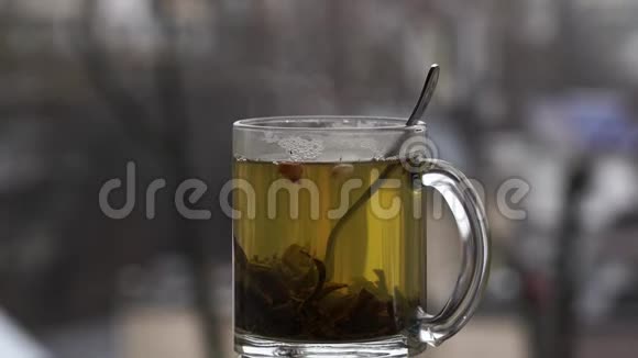 夏日雪景背景下的热茶杯视频的预览图