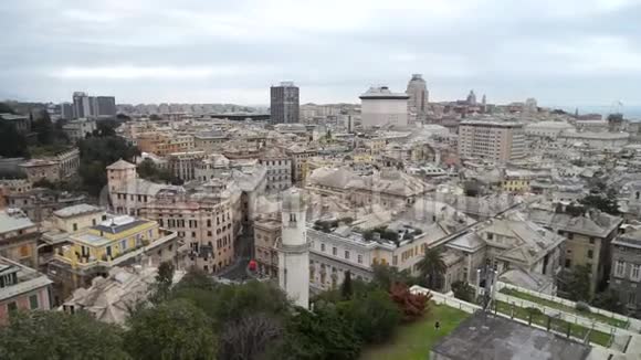 从最高的角度鸟瞰热那亚市视频的预览图