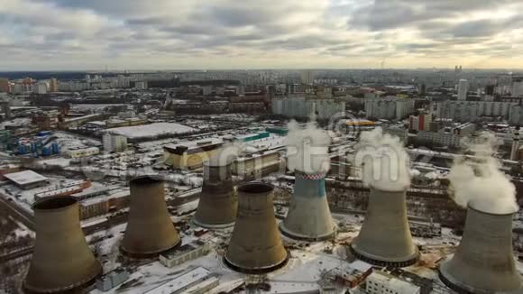鸟瞰烟囱在大都市污染空气在一个阳光明媚的日子在冬天视频的预览图