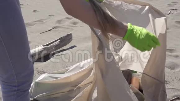 家人用垃圾袋从海滩上捡垃圾视频的预览图