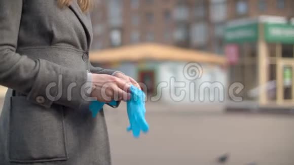 戴防护手套的女人的手视频的预览图