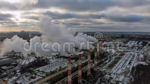 空中观景烟囱污染大都市的空气视频的预览图