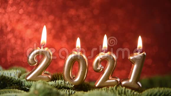 假日背景2021年新年快乐2021年用点燃的金蜡烛在红色的节日闪闪发光的背景上制作的数字视频的预览图