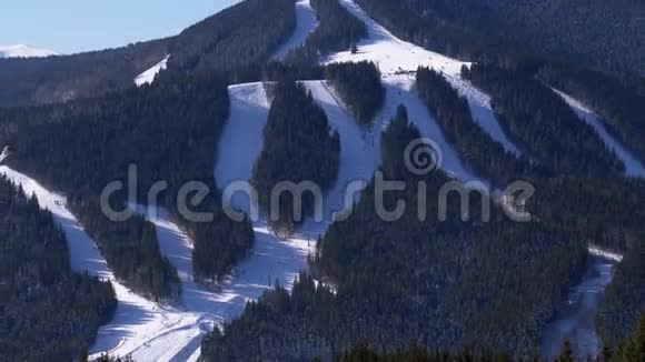 阳光明媚的一天滑雪场的雪坡滑雪者去山区视频的预览图