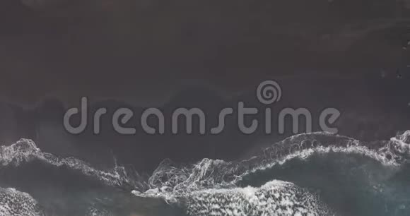 空中观景海浪冲击着冰岛黑沙滩视频的预览图