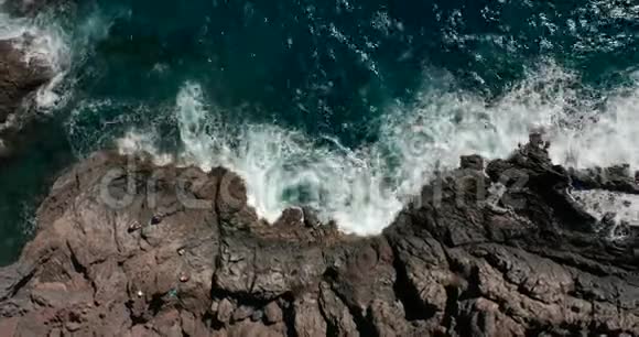 空中观景特内里费岛的岩石海岸无人的海岸的俯视图视频的预览图