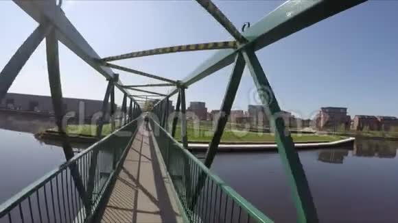 在桥上慢走视频的预览图