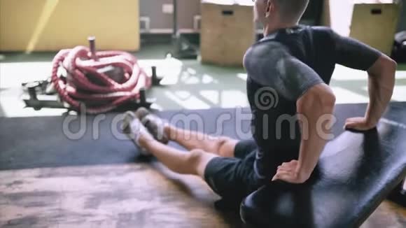 身体状况良好的人在健身房的长凳上做肱三头肌浸泡锻炼视频的预览图