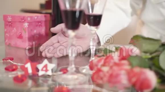雄性成熟白种人的特写手拿着抚摸妻子手掌一束模糊的花躺在桌子上视频的预览图