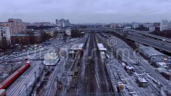 无人驾驶飞机在莫斯科市中心的高速公路上乘坐汽车和铁路进行空中飞行视频的预览图