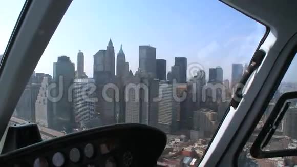观看飞越纽约的直升机视频的预览图
