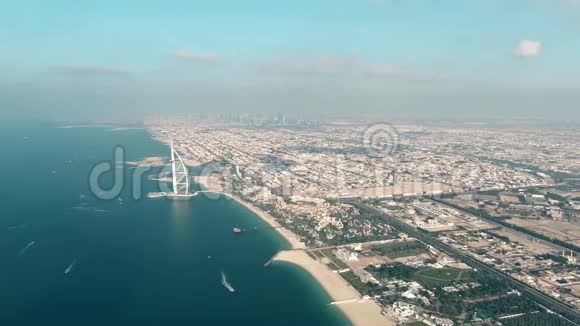 阿联酋迪拜市中心和海岸线的鸟瞰图视频的预览图