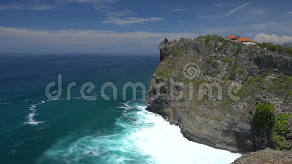 海浪拍打着火山岩石岸视频的预览图