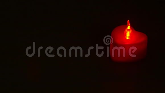 红色心形LED灯在黑暗的夜晚在绿色背景上发光视频的预览图