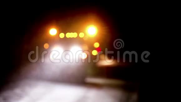 夜间雪暴撒盐下山时雪犁卡车的抽象灯光视频的预览图