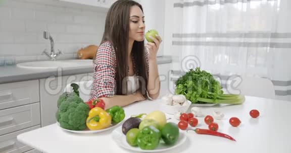女性与厨房新鲜健康食品视频的预览图