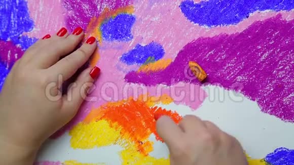 日落时女性的手在白纸上画着橙色的彩霞视频的预览图