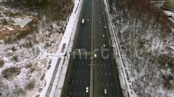 高速公路上的空中观景飞行汽车穿过森林视频的预览图