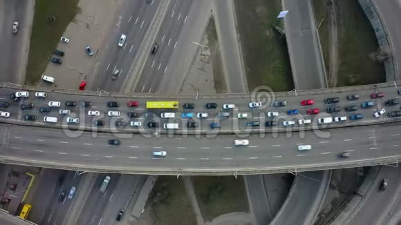 因事故顶景造成公路交通堵塞视频的预览图